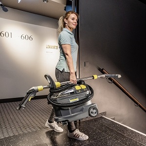 Женщина с пылесосом Karcher